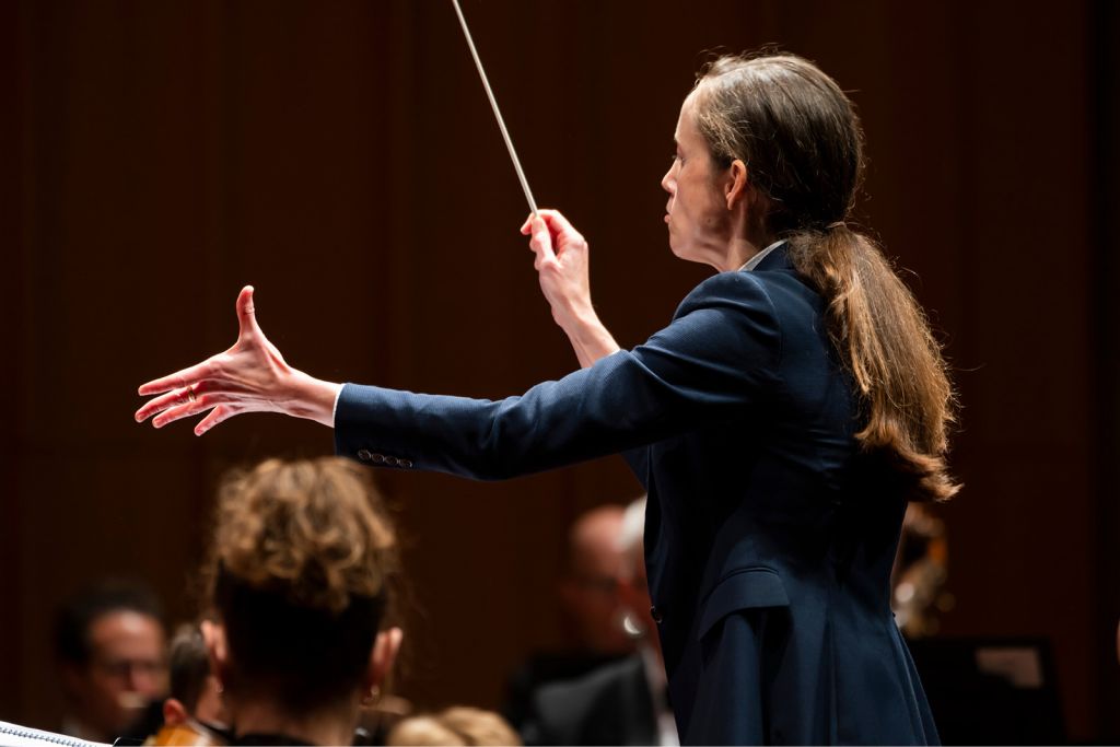 Jessica Cottis conducting the Canberra Symphony Orchesta